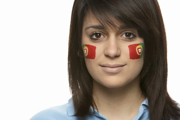 Jonge vrouwelijke sportenventilator met portugese vlag geschilderd op gezicht — Stockfoto
