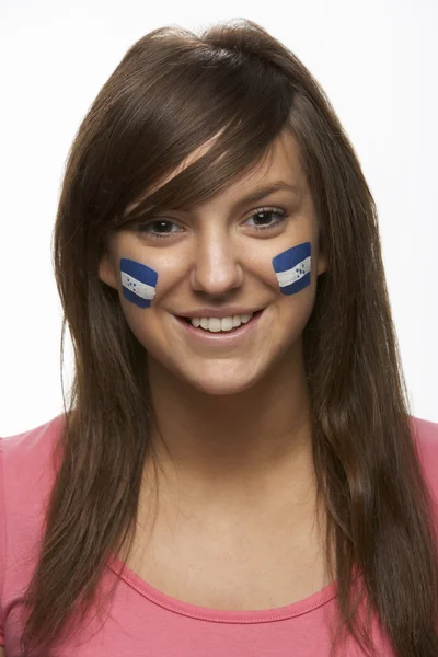 Jovem ventilador esportivo feminino com bandeira hondurenha pintada no rosto — Fotografia de Stock