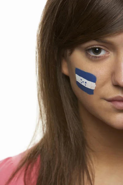 Młoda kobieta sportowe wentylator z Hondurasu bandery malowane na twarz — Zdjęcie stockowe