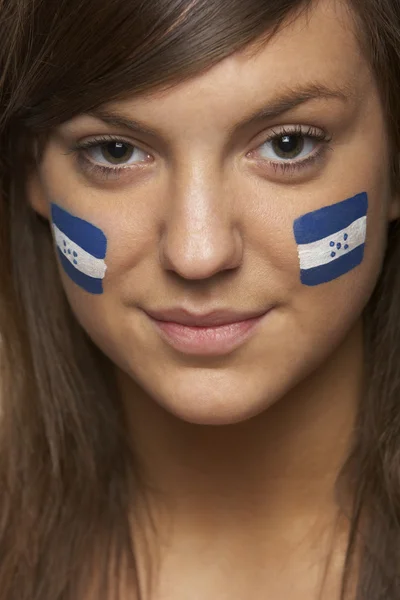 얼굴에 그려진 온두라스 국기와 함께 젊은 여성 스포츠 팬 — 스톡 사진