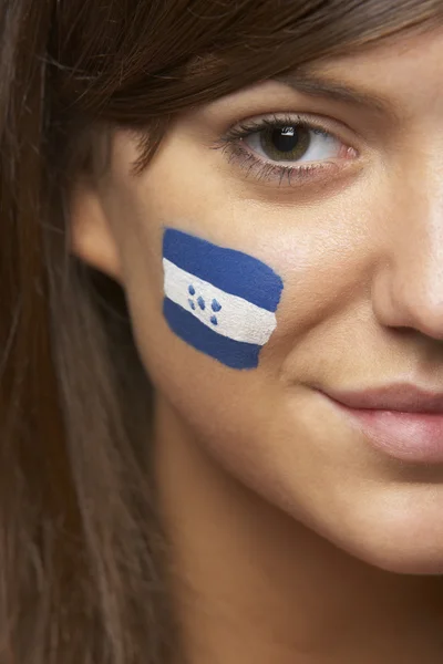 年轻女性体育迷与洪都拉斯国旗画在脸上 — 图库照片