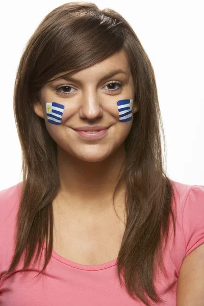 Jovem fã esportivo feminino com bandeira uruguaia pintada no rosto — Fotografia de Stock