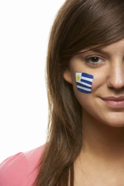 Ventilador deportivo femenino joven con bandera uruguaya pintada en la cara —  Fotos de Stock