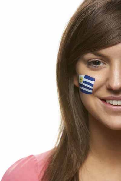 Fiatal női sport rajongó arcán festett uruguayi zászló — Stock Fotó