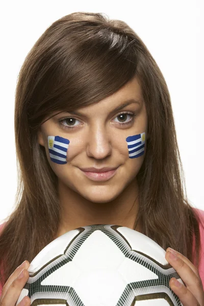 顔に描かれたウルグアイの旗を持つ若い女性のフットボールのファン — ストック写真