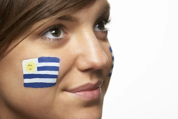Młoda kobieta sportowe wentylator z Urugwaju bandery malowane na twarz — Zdjęcie stockowe
