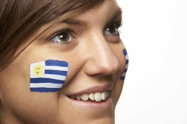 Młoda kobieta sportowe wentylator z Urugwaju bandery malowane na twarz — Zdjęcie stockowe