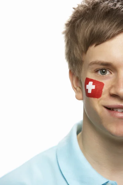 Młody mężczyzna Sport fan flaga Szwajcarii malowane na twarz — Zdjęcie stockowe