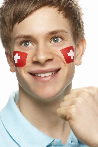 年轻男性体育迷与瑞士国旗画在脸上 — 图库照片