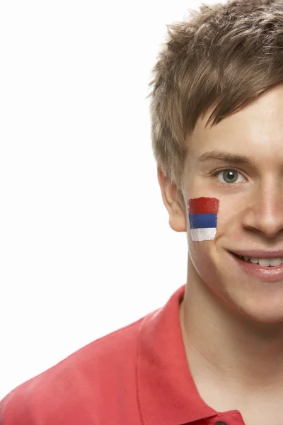 Fiatal férfi sport rajongó a szerb zászlót arcán festett — Stock Fotó