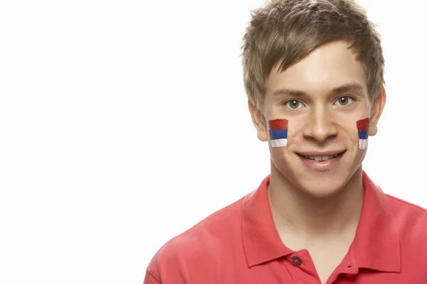 Genç erkek spor fan Sırp bayrağıyla yüzü boyalı — Stok fotoğraf