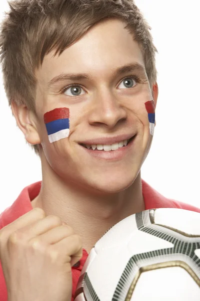 Nuori mies Jalkapallo Tuuletin Serbian lippu maalattu kasvot — kuvapankkivalokuva