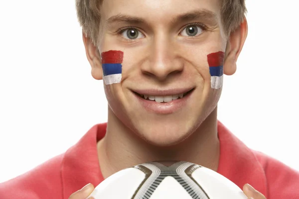Ventilador de fútbol masculino joven con bandera serbia pintada en la cara —  Fotos de Stock