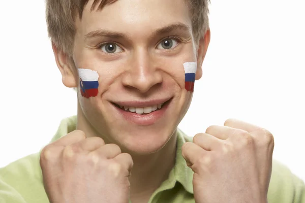 Jeune fan de sport masculin avec drapeau slovaque peint sur le visage — Photo