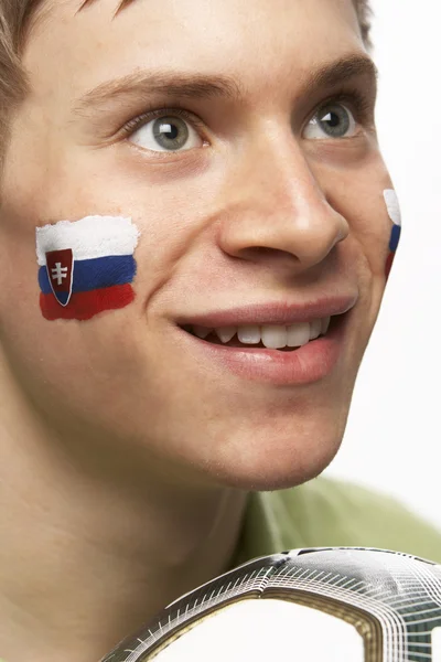 Jonge mannelijke voetbalfan met Slowaakse vlag geschilderd op gezicht — Stockfoto