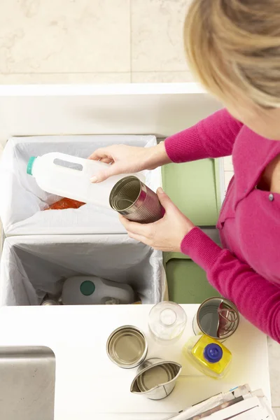 Mulher reciclando resíduos em casa — Fotografia de Stock