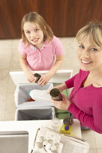 Madre e hija reciclando residuos en casa — Foto de Stock