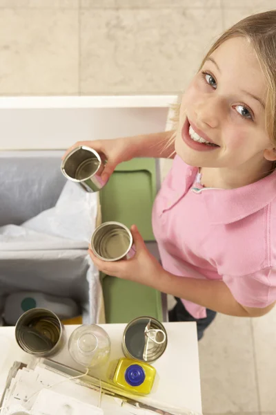 Молодая девушка переработка отходов дома — стоковое фото