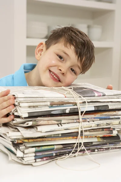 Junge recycelt zu Hause Zeitungen — Stockfoto