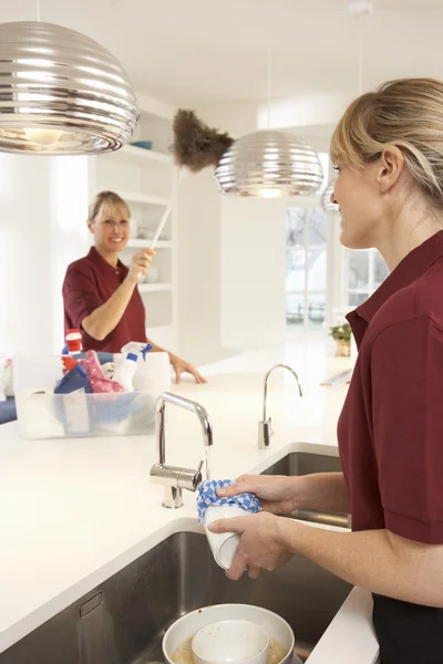 Tým komerční čističe pracují v domácí kuchyni — Stock fotografie