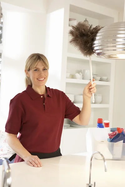 Limpiador de trabajo en la cocina doméstica con plumas Duster — Foto de Stock