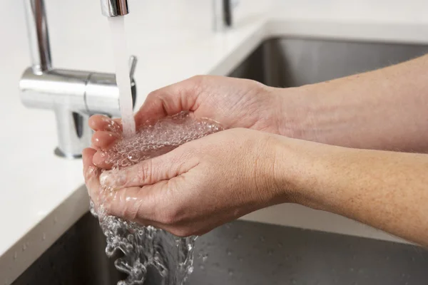 Zblízka ženy mytí rukou v kuchyni umyvadlo — Stock fotografie