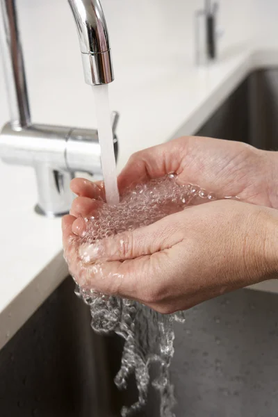 Close Up de mulher lavando as mãos na pia da cozinha — Fotografia de Stock