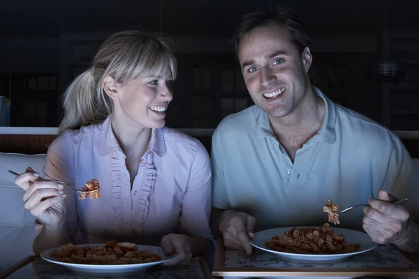 Para posiadają posiłek podczas oglądania tv — Zdjęcie stockowe