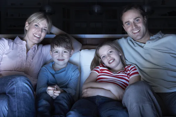 Familie schaut gemeinsam Fernsehen auf dem Sofa — Stockfoto