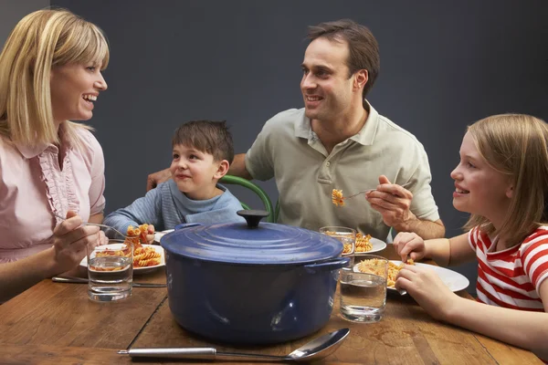 Familjen njuter måltid tillsammans hemma — Stockfoto