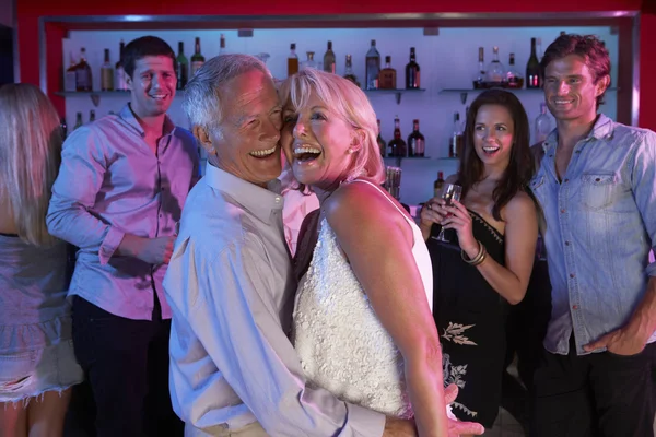 Starší pár baví v rušný bar — Stock fotografie