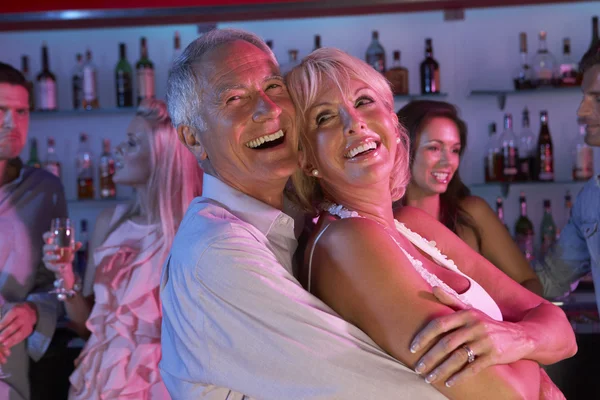 Старшая пара развлекается в баре — стоковое фото