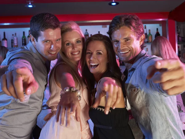 Skupina mladých baví v rušný bar — Stock fotografie