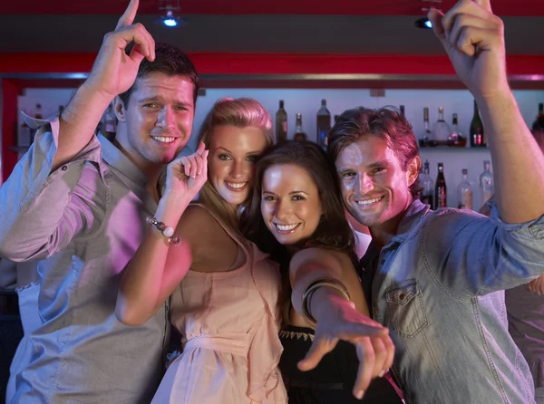 Skupina mladých baví v rušný bar — Stock fotografie