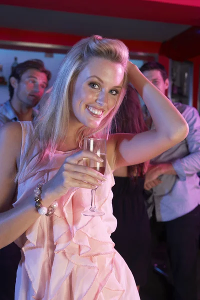 Jeune femme s'amuser dans le bar occupé — Photo