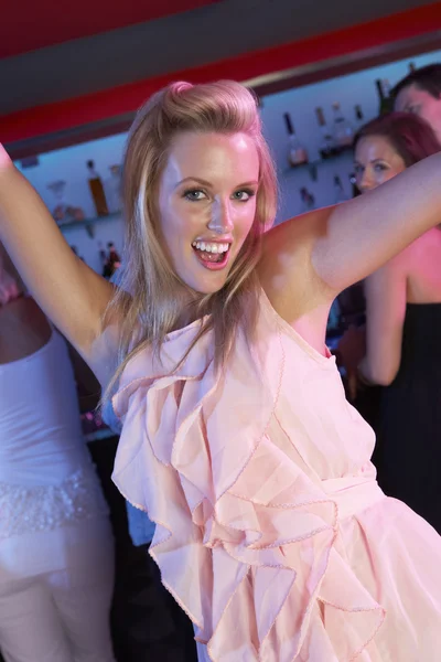 Mujer joven divirtiéndose en el bar ocupado — Foto de Stock
