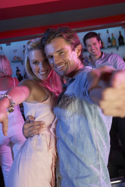Casal se divertindo no Bar ocupado — Fotografia de Stock