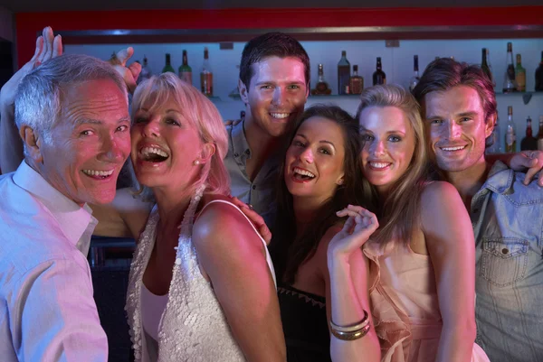 Група з having веселощі в зайнята бар — стокове фото