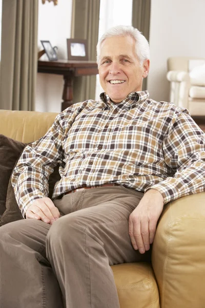 Senior entspannt sich zu Hause im Stuhl — Stockfoto