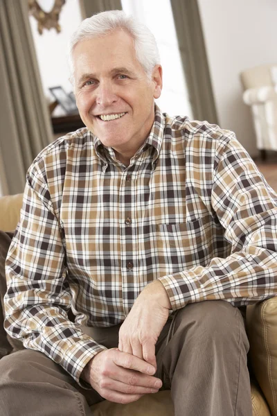 Senior mannen avkopplande i stol hemma — Stockfoto