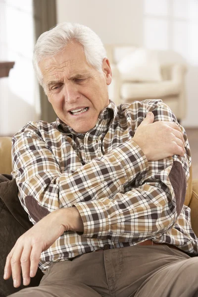 Hombre mayor que sufre un paro cardíaco en casa — Foto de Stock