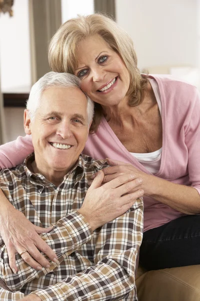 Szczęśliwa para starszy relaks w domu — Zdjęcie stockowe