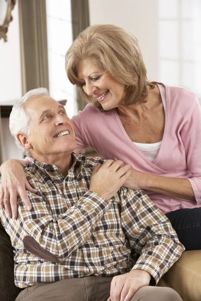 Gelukkige senior paar ontspannen thuis — Stockfoto
