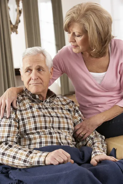 Старшая женщина заботится о больном муже — стоковое фото