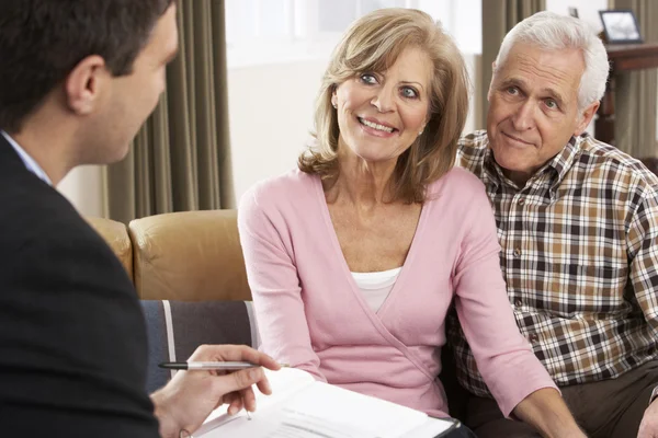 Couple âgé discutant avec un conseiller financier — Photo