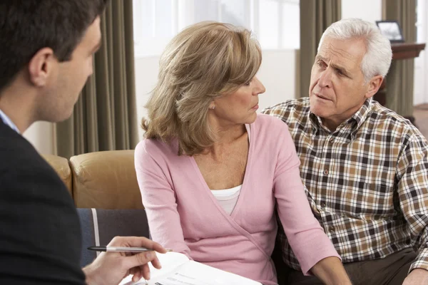 Äldre par talar med finansiell rådgivare — Stockfoto