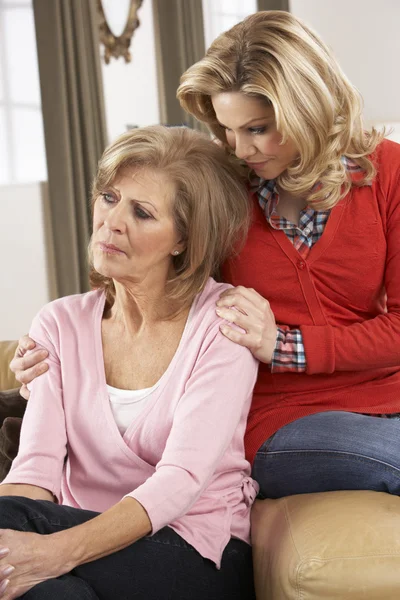 Anziana donna essere consolato da figlia adulta — Foto Stock
