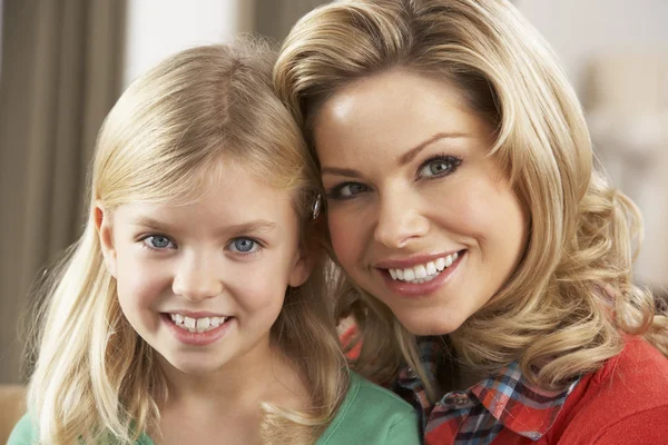 Porträt einer glücklichen Tochter mit Mutter — Stockfoto