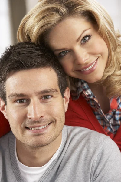 Retrato de jovem casal feliz em casa — Fotografia de Stock