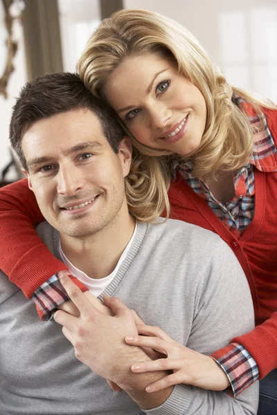 一对快乐的年轻夫妇在家里的画像 — 图库照片